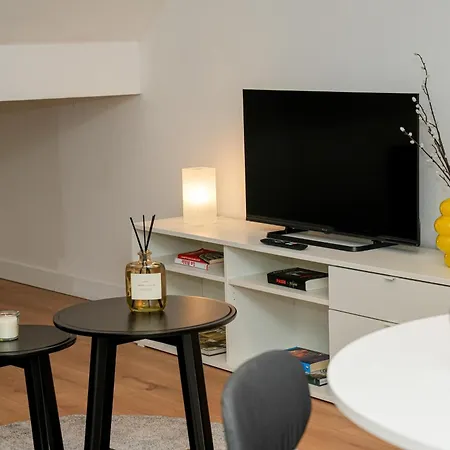 Friendly 1br & 1lr Apt, 15 Min Walk To Center Apartment
