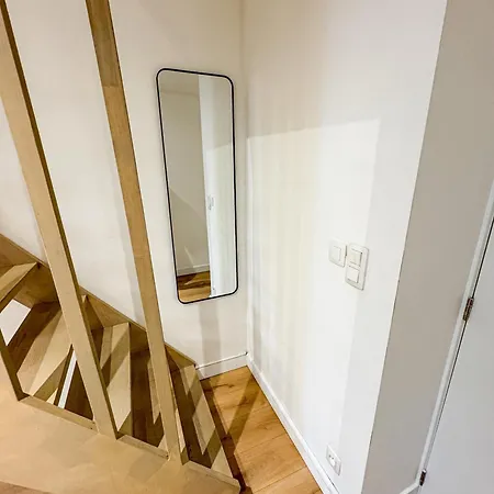 Friendly 1br & 1lr Apt, 15 Min Walk To Center Apartment *