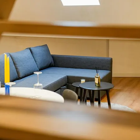 Friendly 1br & 1lr Apt, 15 Min Walk To Center Apartment