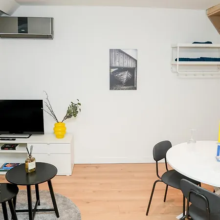 Friendly 1br & 1lr Apt, 15 Min Walk To Center *